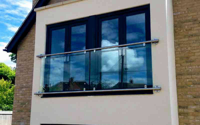 Glass and stainless steel juliette balcony