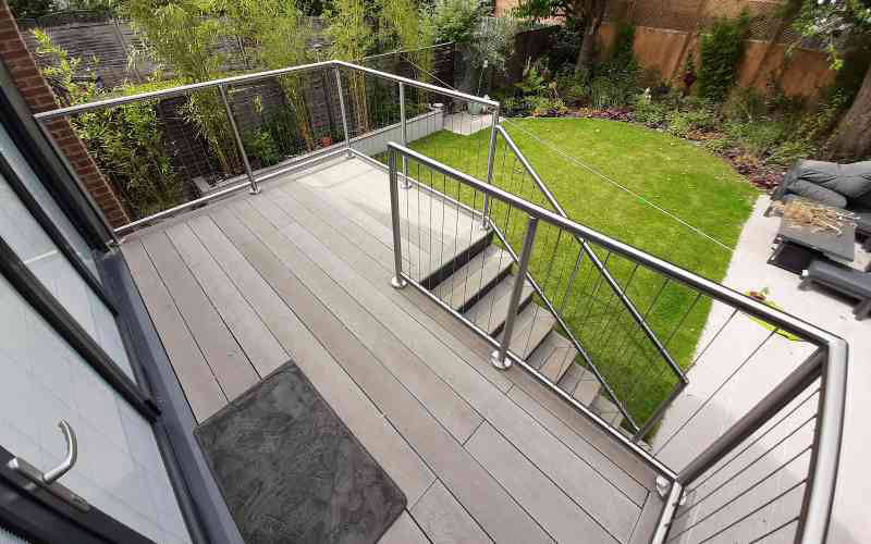 Vertical wire balustrade on raised deck area