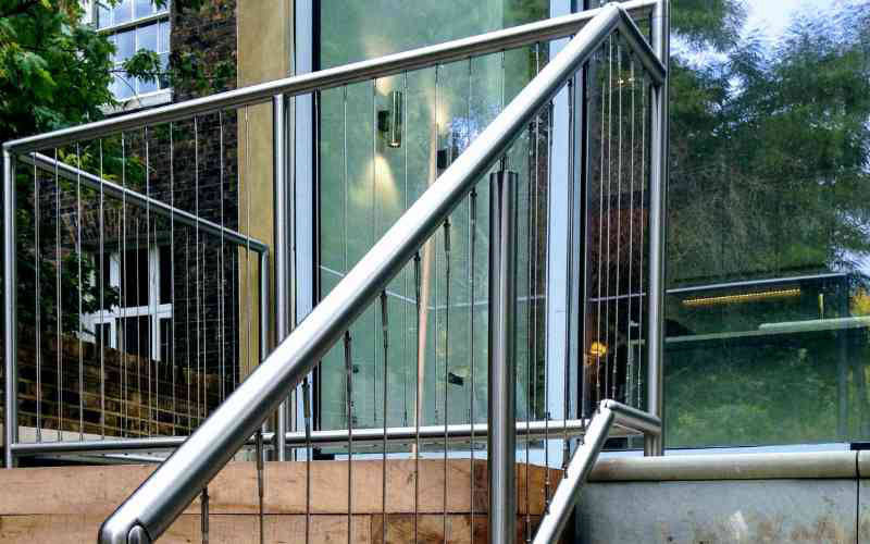 Vertical wire infill balustrade railing system